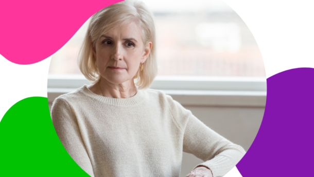 ältere Frau mit grau-blonden Haaren sitzt nachdenklich an einem Tisch und denkt darüber nach, was Hashimoto bedeutet