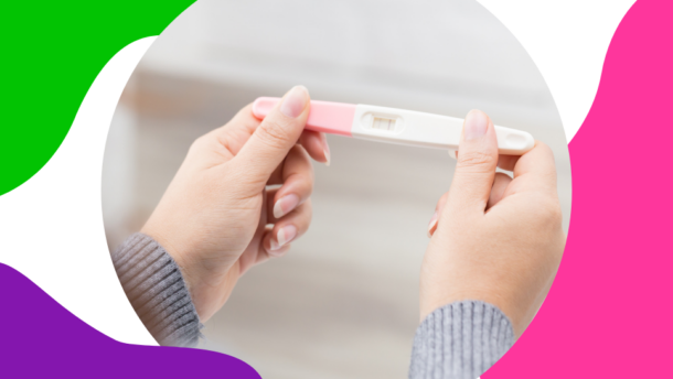 zwei Frauenhände halten einen positiven Schwangerschaftstest und deuten so die Fertilität an