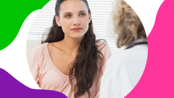 Frau mit braunen Haaren sitzt in einer Arztpraxis einer blonden Ärztin gegenüber und spricht über ihre affektive Störung