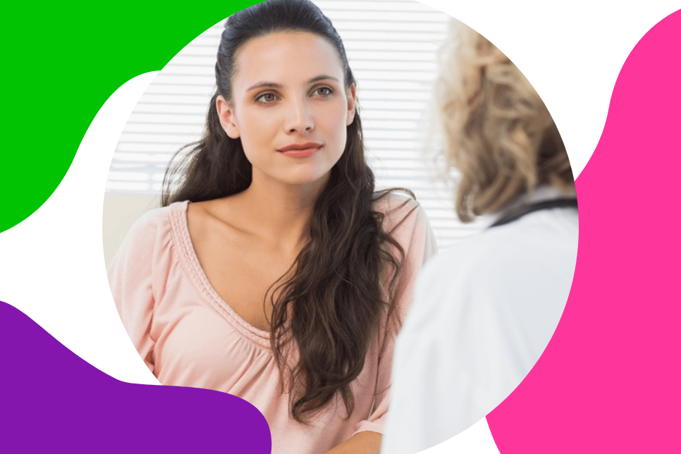 Frau mit braunen Haaren sitzt in einer Arztpraxis einer blonden Ärztin gegenüber und spricht über ihre affektive Störung