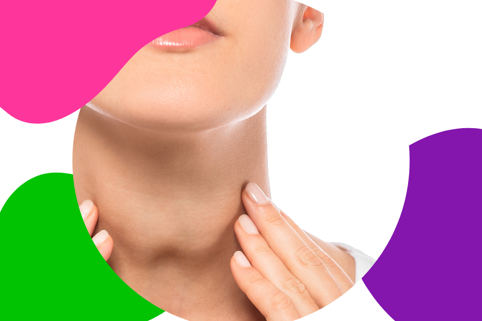 junge Frau greift sich an ihren Hals und die stark vergrößerte Schilddrüse, welche durch einen Jodmangel entstanden ist
