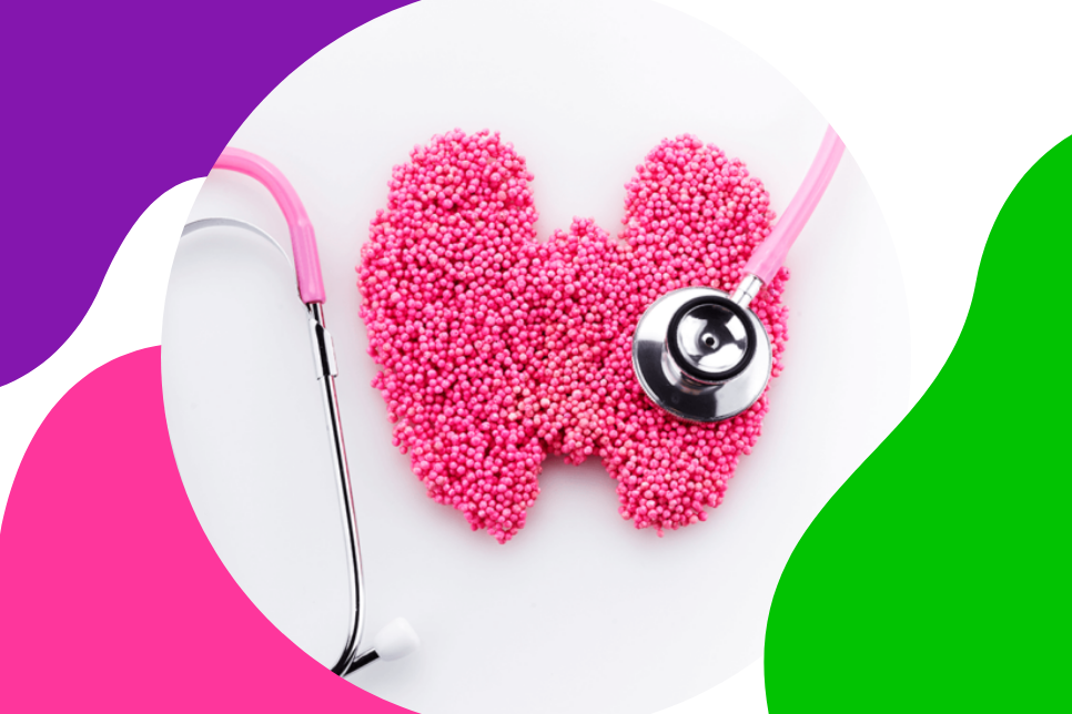 eine Schilddrüse aus rosa Kugeln liegt auf einem weißen Tisch und wird mit einem rosa Werkzeug nach Schilddrüsenkrebs abgetastet