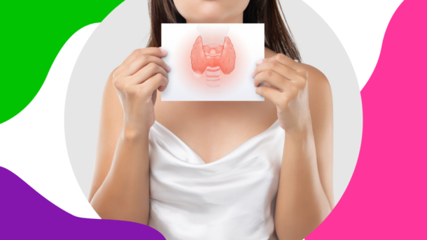 junge Frau mit braunen Haaren und weißem Kleid hält ein Schild mit einer kaum aktiven Schilddrüse in der Hand und stellt somit die Hypothyreose dar