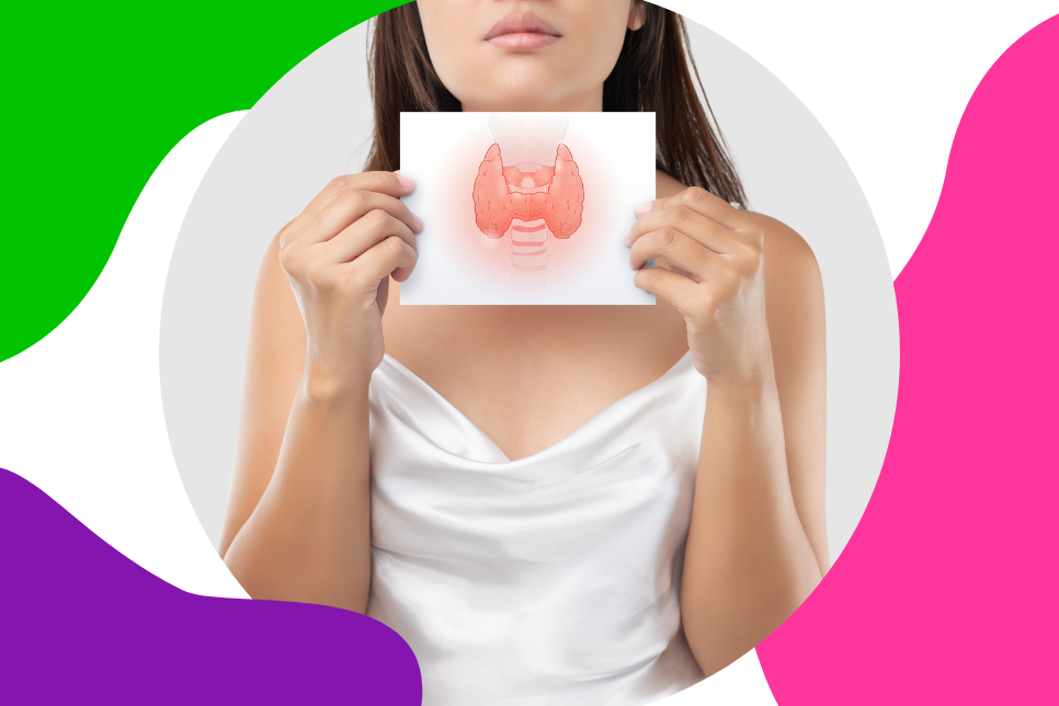 junge Frau mit braunen Haaren und weißem Kleid hält ein Schild mit einer kaum aktiven Schilddrüse in der Hand und stellt somit die Hypothyreose dar