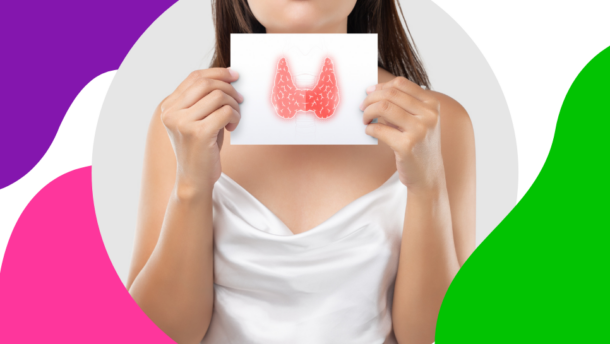 junge Frau mit braunen Haaren und weißem Kleid hält ein Schild mit einer überaktiven Schilddrüse in der Hand und stellt somit die Hyperthyreose dar