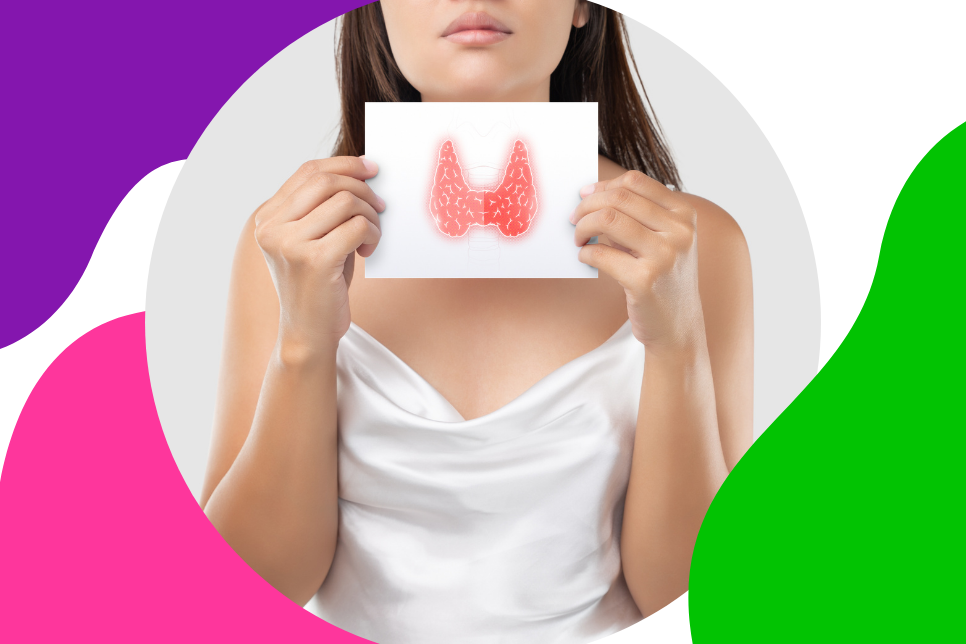 junge Frau mit braunen Haaren und weißem Kleid hält ein Schild mit einer überaktiven Schilddrüse in der Hand und stellt somit die Hyperthyreose dar