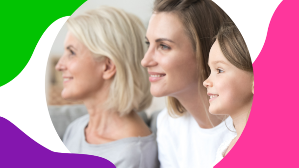 eine ältere Frau mit weißen Haaren und eine jüngere mit braunen Haaren, sowie ein braunhaariges Mädchen sitzen nebeneinander und stellen die familiäre Vererbung dar