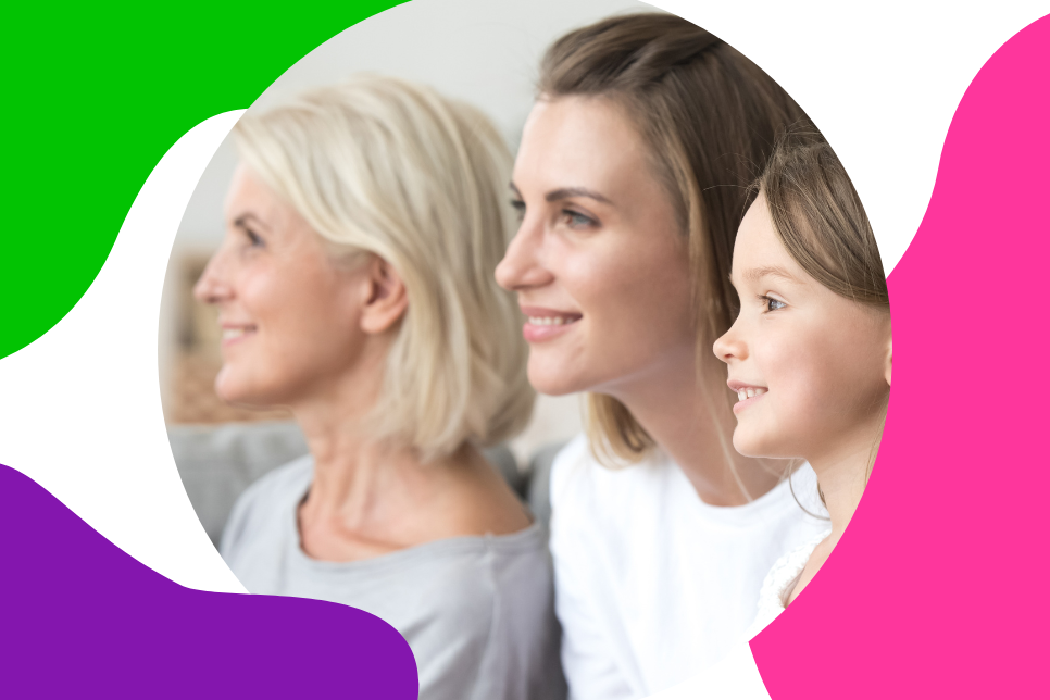 eine ältere Frau mit weißen Haaren und eine jüngere mit braunen Haaren, sowie ein braunhaariges Mädchen sitzen nebeneinander und stellen die familiäre Vererbung dar