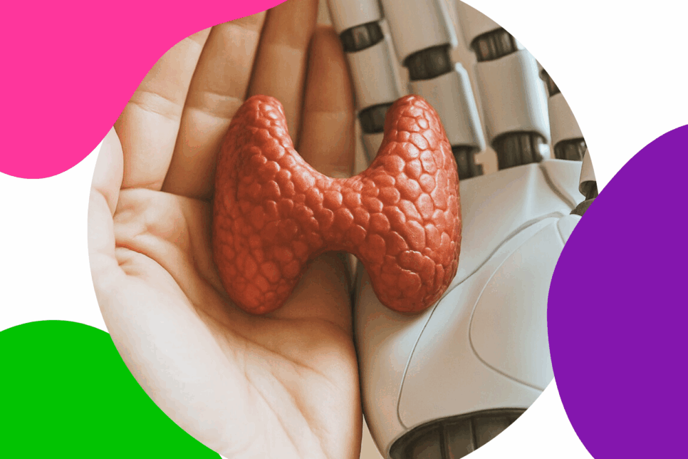 eine menschliche Hand und eine Roboterhand halten gemeinsam eine künstliche Schilddrüse und symbolisieren so digitale Therapie