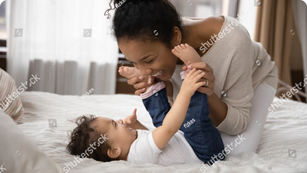 Mujer jugando con bebe