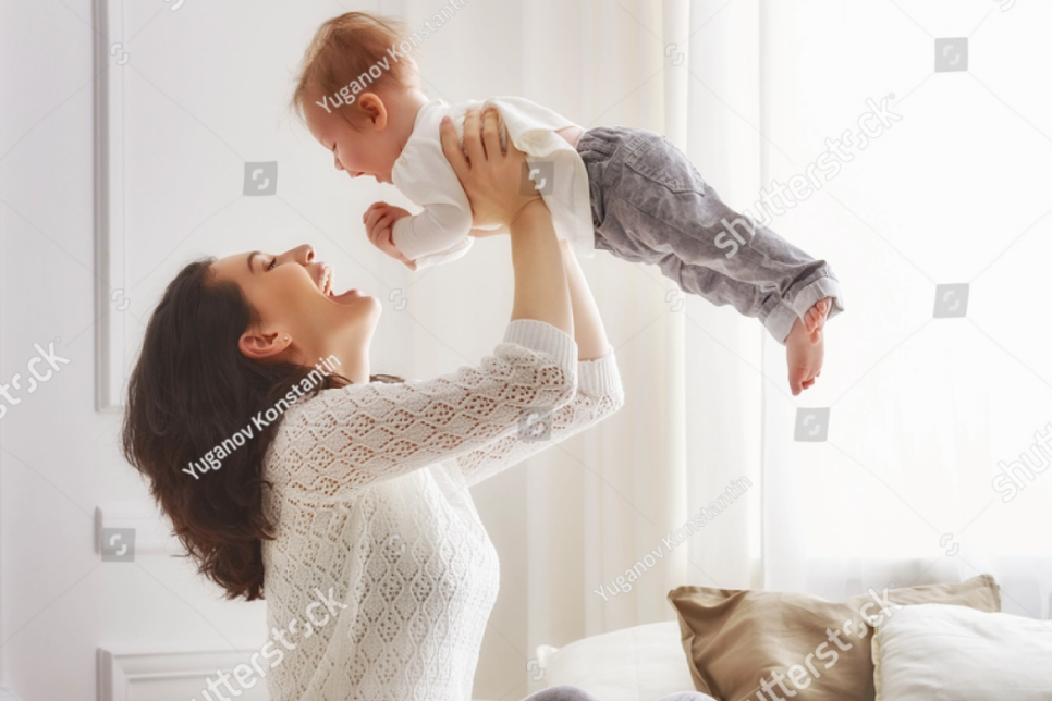 Mujer alzando bebe