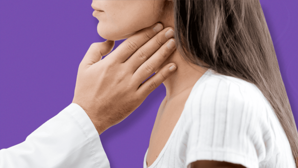 Perfil de mujer con mano de doctor sobre el cuello