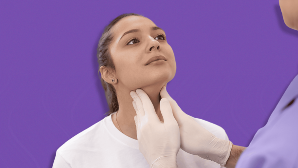 Mujer mirando hacia doctor. Manos de doctor sobre zona de tiroides