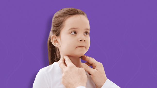 Niña con manos de doctor sobre el cuello