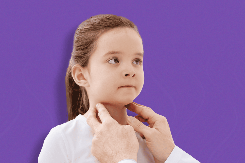 Niña con manos de doctor sobre el cuello