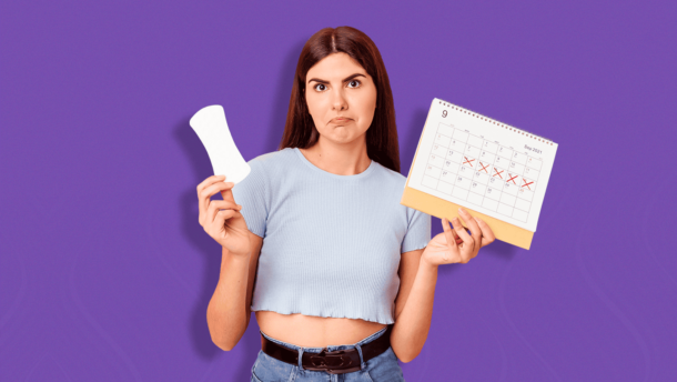 Mujer sosteniendo paño menstrual y calendario