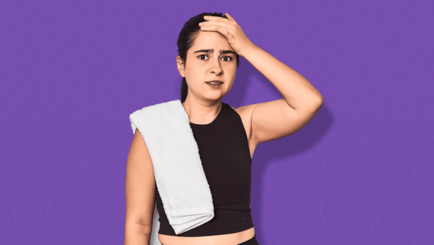 Mujer con gesto de agotamiento, con toalla sobrel el hombro
