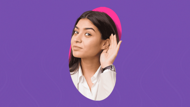 Mujer señalando su oreja