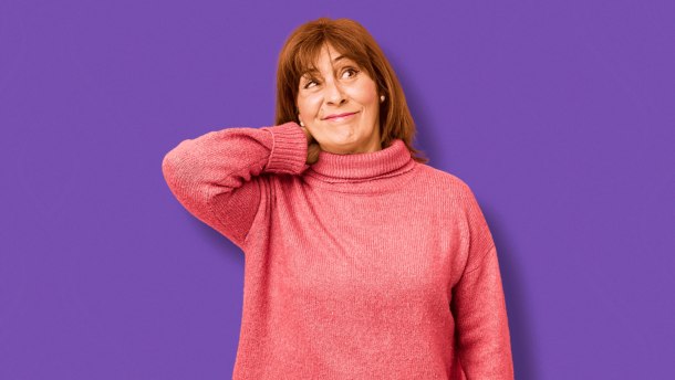 Mujer adulta tocandose la nuca con gesto de molestia